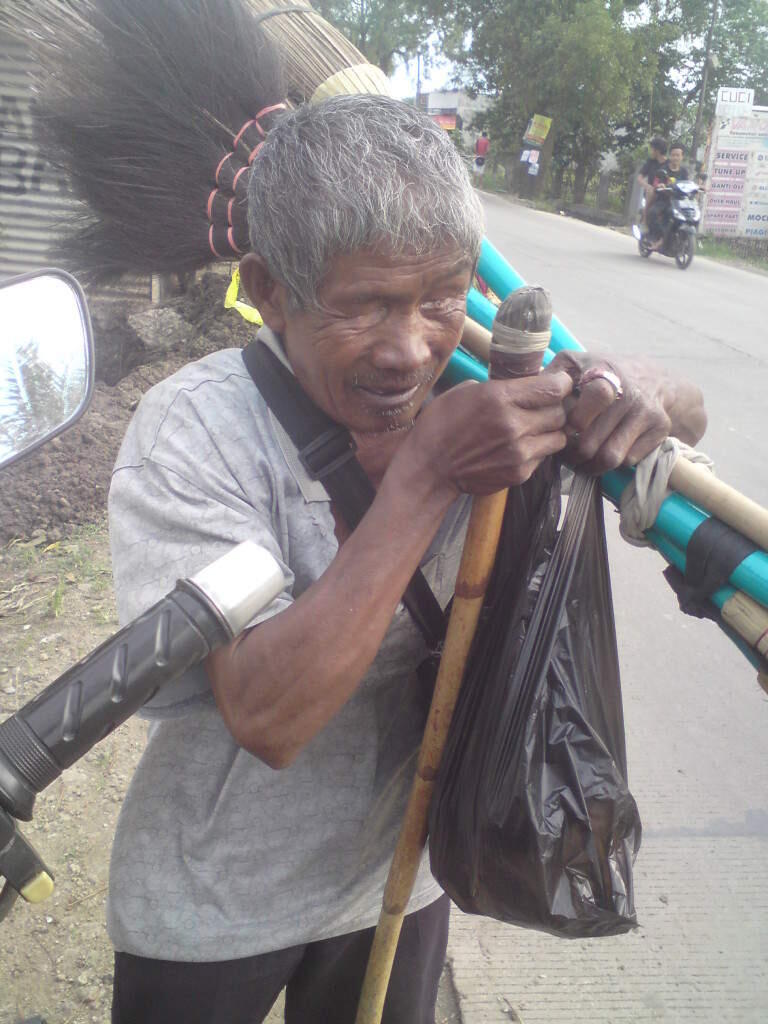 Inilah Perjuangan Kakek Tua Mengais Rejeki