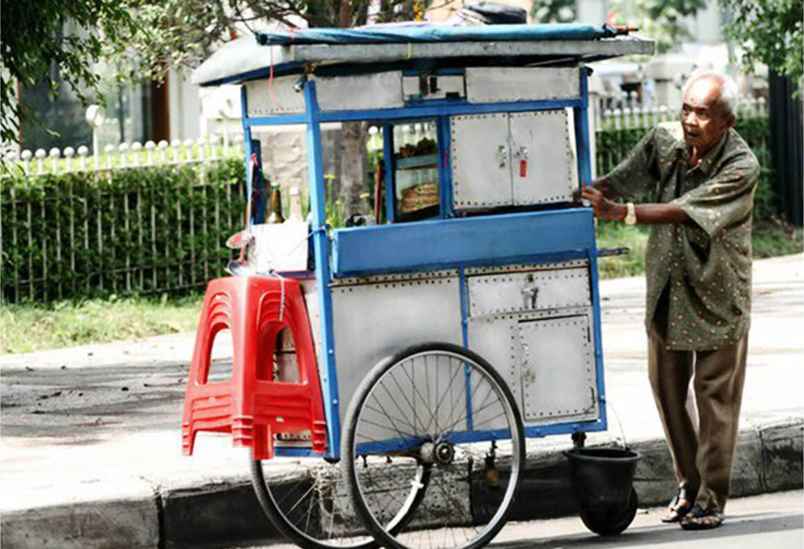 Inilah Perjuangan Kakek Tua Mengais Rejeki