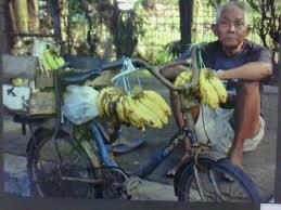 Inilah Perjuangan Kakek Tua Mengais Rejeki