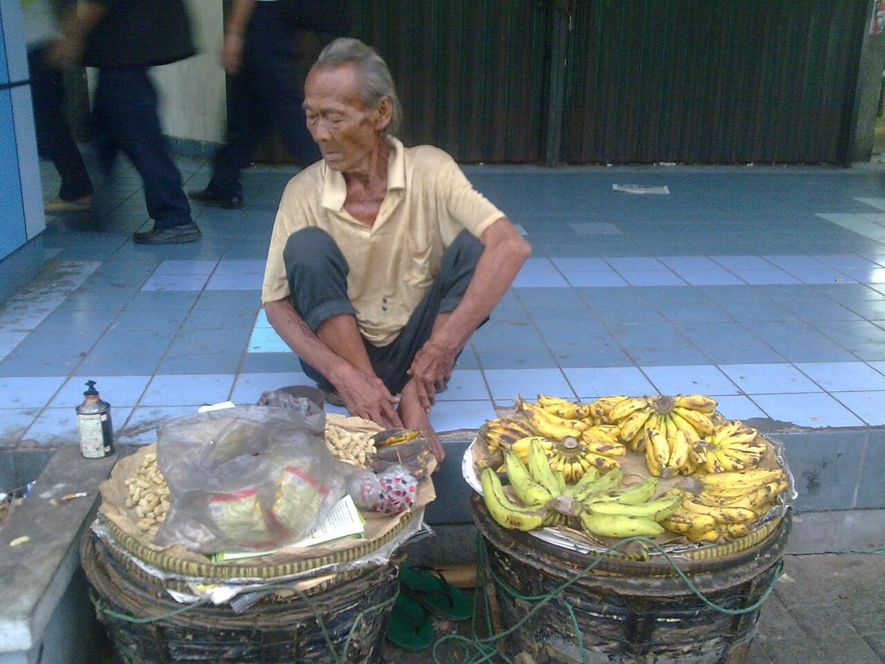 Inilah Perjuangan Kakek Tua Mengais Rejeki