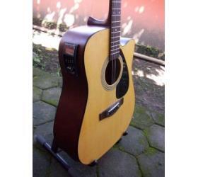 Gitar Akustik Elektrik Model Yamaha Jumbo