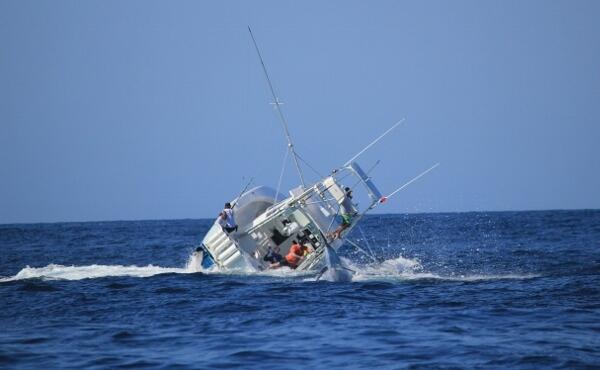 Boat tenggelam di tarik MARLIN...