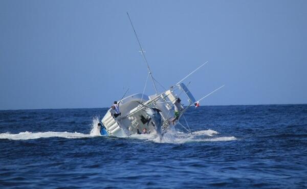 Boat tenggelam di tarik MARLIN...