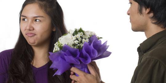 7 Kebiasaan Yang Dilakukan Wanita Saat Berpacaran