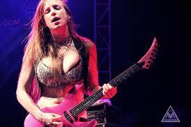 Courtney Cox The Iron Maidens, Mempunyai Payudara Yang Hebat