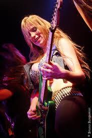 Courtney Cox The Iron Maidens, Mempunyai Payudara Yang Hebat