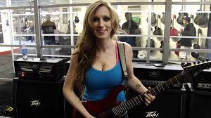 Courtney Cox The Iron Maidens, Mempunyai Payudara Yang Hebat