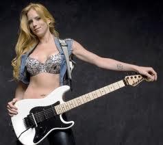 Courtney Cox The Iron Maidens, Mempunyai Payudara Yang Hebat