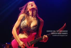 Courtney Cox The Iron Maidens, Mempunyai Payudara Yang Hebat