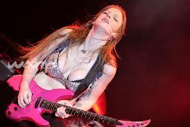 Courtney Cox The Iron Maidens, Mempunyai Payudara Yang Hebat