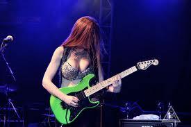 Courtney Cox The Iron Maidens, Mempunyai Payudara Yang Hebat