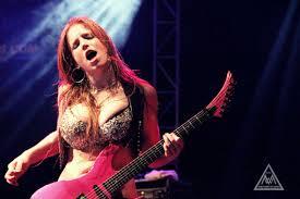 Courtney Cox The Iron Maidens, Mempunyai Payudara Yang Hebat