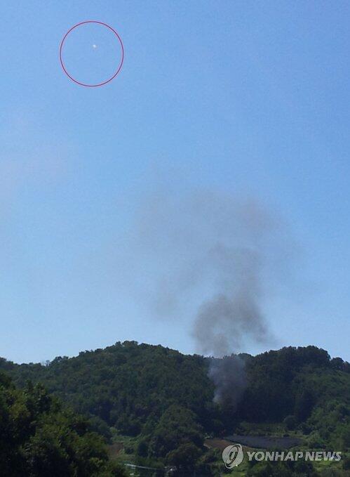 (LEAD) F-5 fighter crashes in central S. Korea, pilot safely ejects