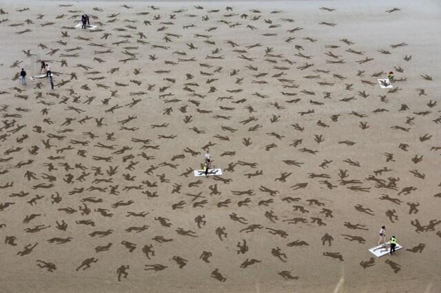 9.000 Gambar Manusia di Pasir Untuk Memperingati D-day di Normandia
