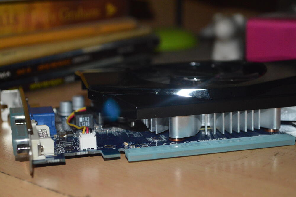 VGA GIGABYTE GT420 2GB DDR3 128BIT FULSET LIKE NEW