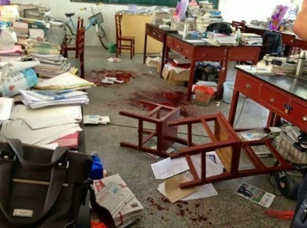 Gila,gara-gara Ponsel Siswa SMA Bunuh Kepsek Di Ruang Guru !!