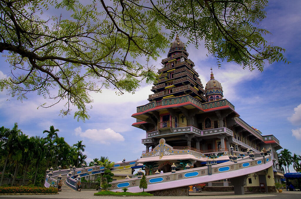 Hindu dan Katolik boleh ibadah dimari gan..