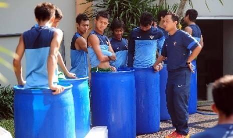 Lihat nih latihannya TIMNAS U-19 gan, pantes kuat fisiknya dan juara :D