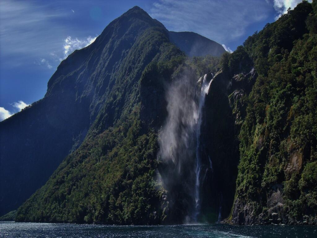 (PICT) AWESOME !!!!....air terjun terindah yang langsung turun ke laut