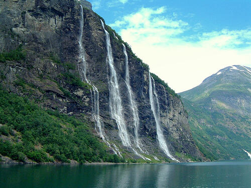 (PICT) AWESOME !!!!....air terjun terindah yang langsung turun ke laut