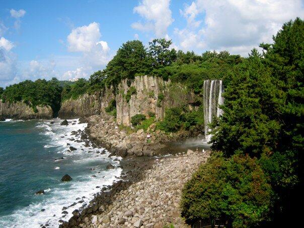 (PICT) AWESOME !!!!....air terjun terindah yang langsung turun ke laut