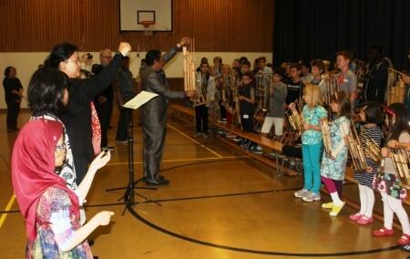 Angklung dan Pendet Dimainkan di Sekolah Bern, Ibukota Swiss 