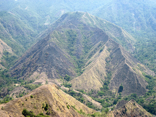 10 gunung di dunia yang berbentuk aneh 