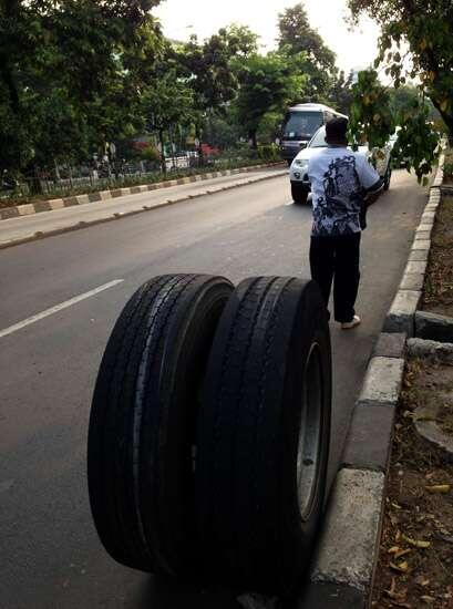 Ban Trans Jakarta Copot di Jalan.....