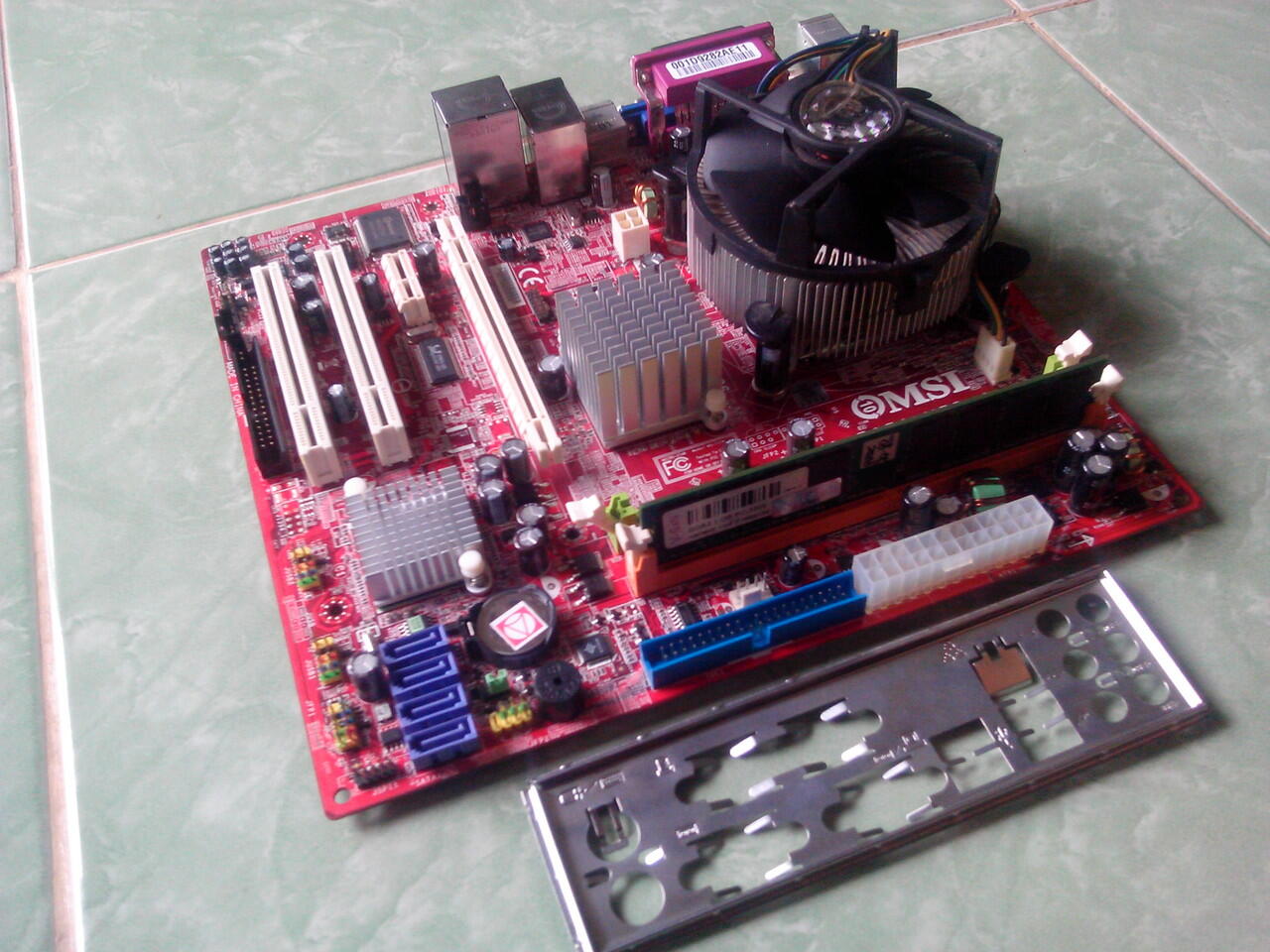 MSI MS-7379 + C2D @2.40Ghz + VGEn 1Gb DDR2 PC5300 (MURMER) BEKASI