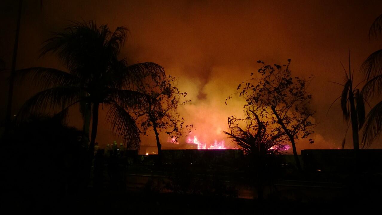 Kebakaran besar Di daerah Pemukiman Padat dekat Artha Gading
