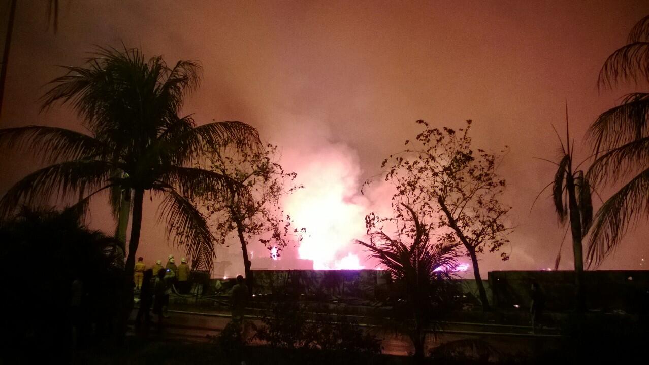 Kebakaran besar Di daerah Pemukiman Padat dekat Artha Gading
