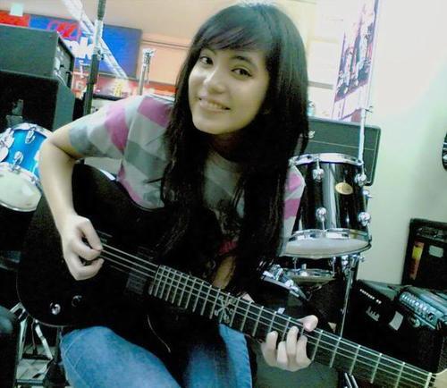 Personil band wanita yang menurut ane bisa dibilang cantik