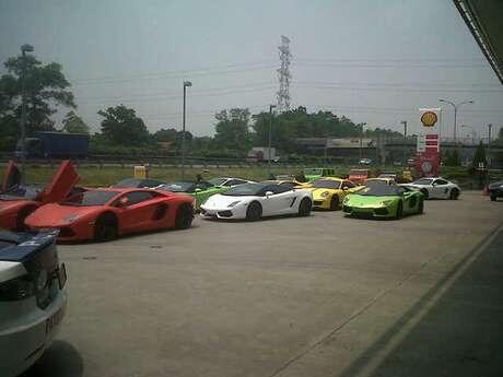 Konvoi Mobil Sport Mewah yang Langgar Aturan itu Harusnya Ditilang!