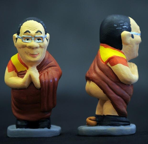 Caganer : Action Figure orang-orang terkenal yang sedang BAB a.k.a Eek. masup gan!!!