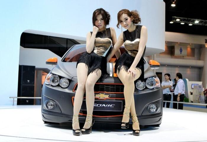 PESONA WANITA SEXY DALAM DUNIA OTOMOTIF