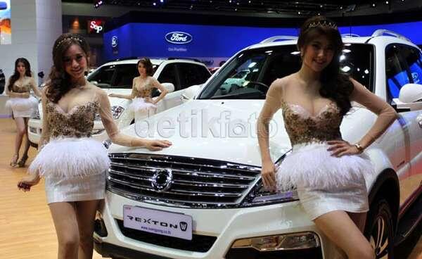 PESONA WANITA SEXY DALAM DUNIA OTOMOTIF