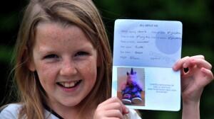 gadis kecil melewati turkie dengan pasport mainan