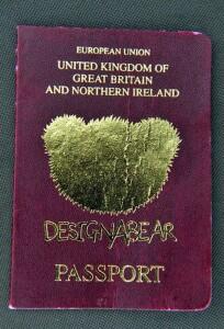 gadis kecil melewati turkie dengan pasport mainan