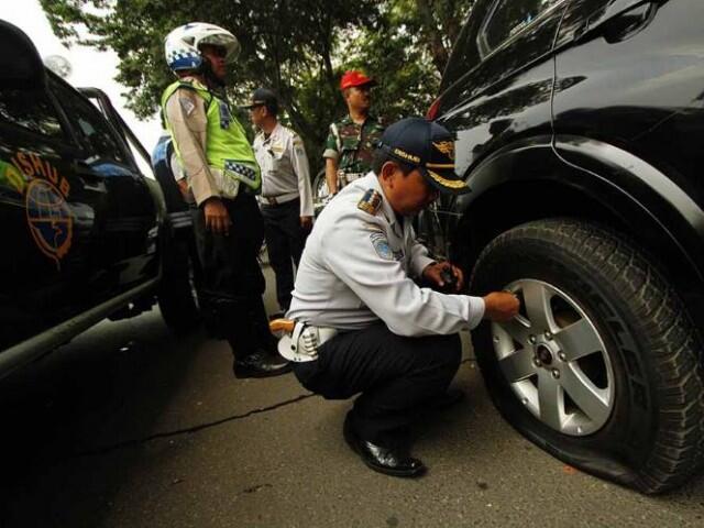 Di Jakarta Parkir Sembarangan Cabut Pentil, di Lithuania Dilindas Tank