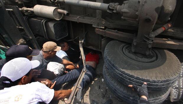 Tabrakan Beruntun di Perlintasan Kereta Api Tangerang (PIC)