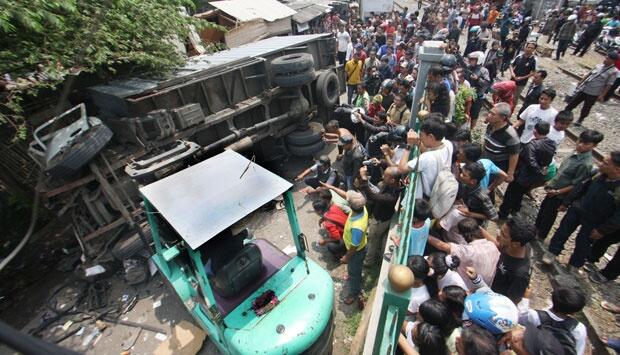 Tabrakan Beruntun di Perlintasan Kereta Api Tangerang (PIC)