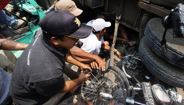 Tabrakan Beruntun di Perlintasan Kereta Api Tangerang (PIC)