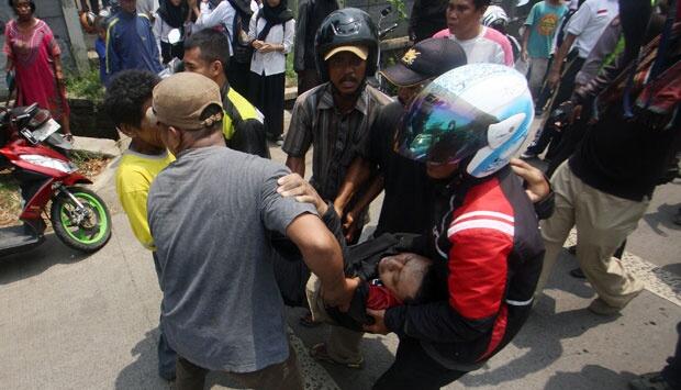 Tabrakan Beruntun di Perlintasan Kereta Api Tangerang (PIC)