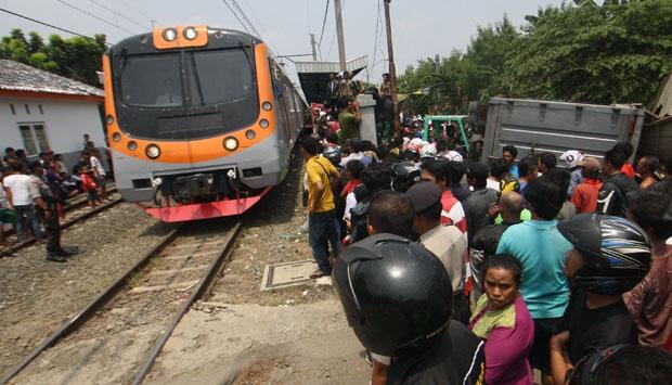 Tabrakan Beruntun di Perlintasan Kereta Api Tangerang (PIC)