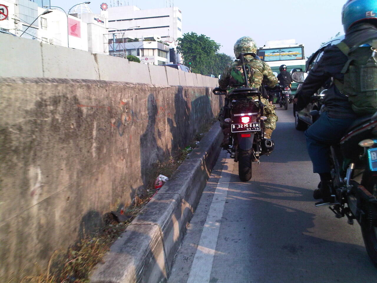 Pernah liat pengendara motor ini di Jalan Jakarta?? 