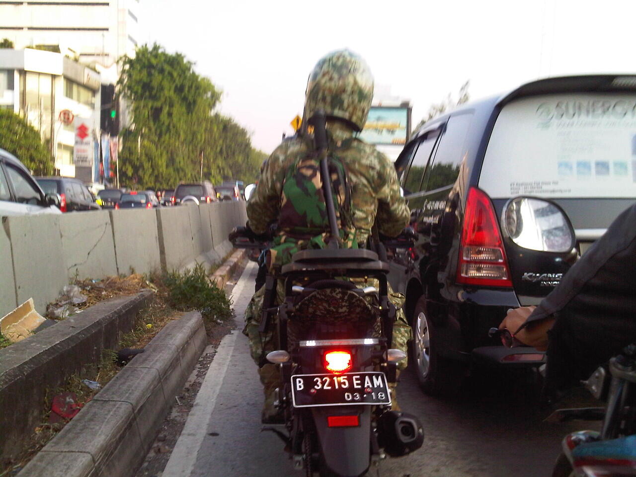 Pernah liat pengendara motor ini di Jalan Jakarta?? 
