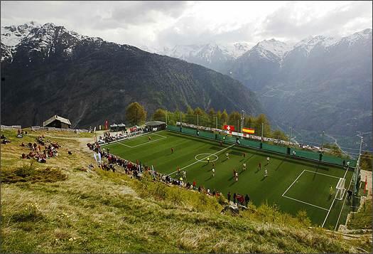 10 Lapangan Sepakbola Dengan Pemandangan Yang Sangat Indah