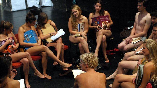 Murid protes topless di hungaria