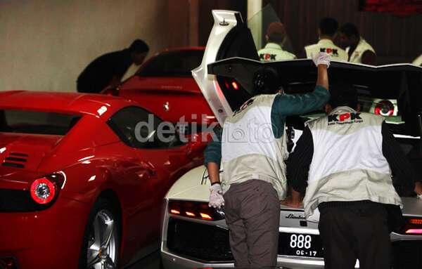Daftar Mobil Super Mewah Wawan di Laporan Kekayaan Airin (Trus Gajinya Brapa ya..)