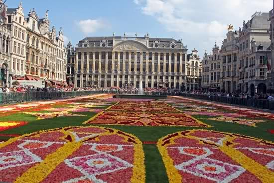 Karpet bunga raksasa di Brussels